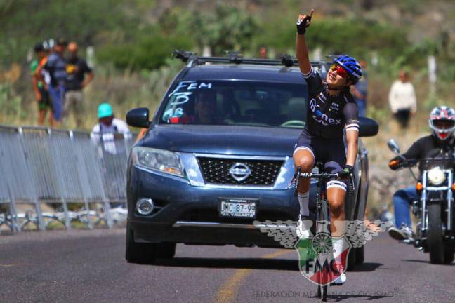 Yareli Salazar festeja su triunfo en el Campeonato Nacional de Ciclismo de Ruta.