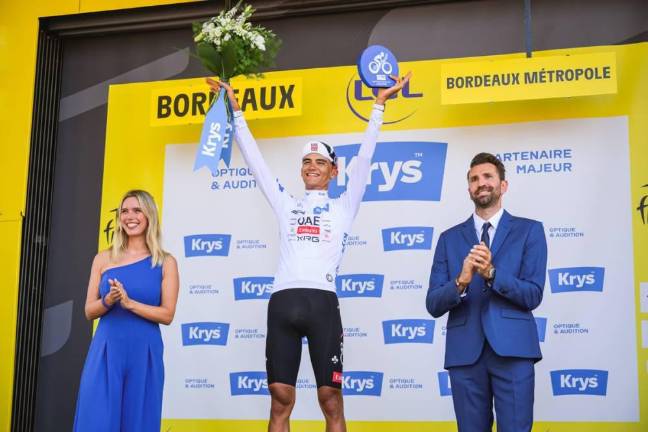 Isaac del Toro mantiene el maillot blanco.