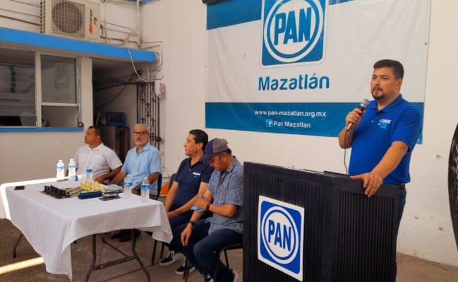 $!Evaristo Corrales, presidente del Comité Directivo Municipal del PAN, expresó unas palabras a los presentes.