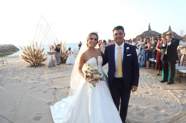 Rebeca Villaseñor Muñoz y Juan Carlos de la Parra Puente, felices el día de su boda.