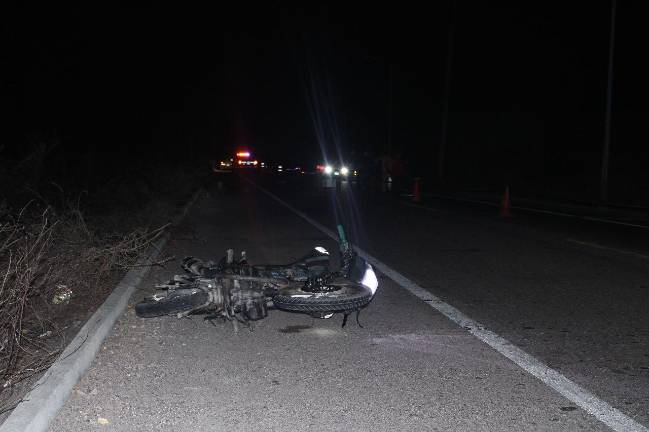 Los cuerpos de los jóvenes que viajaban en la motocicleta quedaron sobre el pavimento, a unos metros de la unidad.