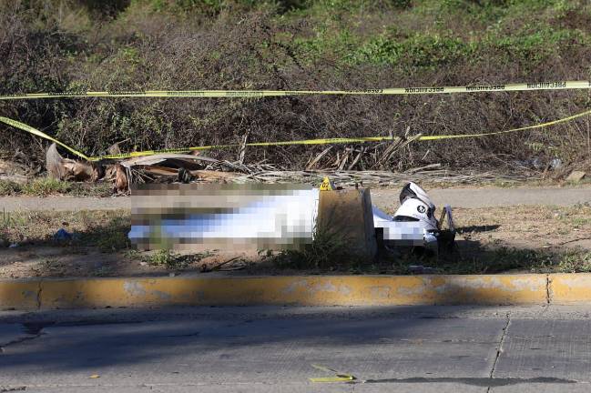 Elementos de Tránsito Municipal acordonaron la zona del accidente ocurrido sobre la avenida Sábalo Cerritos, donde un motociclista perdió la vida.