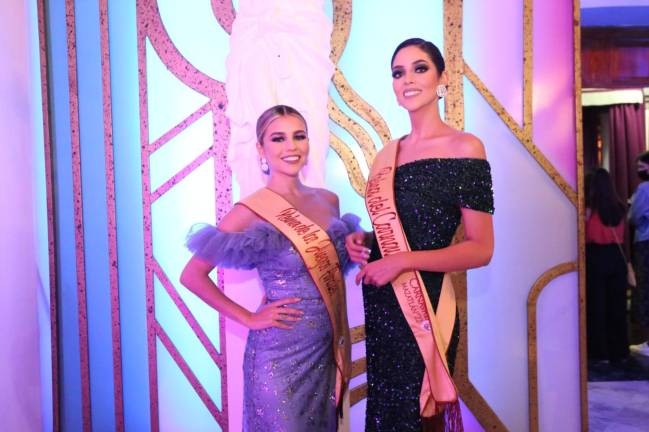 Ivanna Matamoros y Carolina Pérez, Reina de los Juegos Florales y Reina del Carnaval 2022, respectivamente, durante la Velada de las Artes.