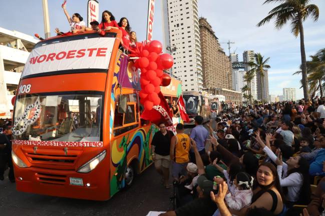 El autobús de Noroeste recorrió el malecón durante la avanzada comercial del desfile del Carnaval 2026.