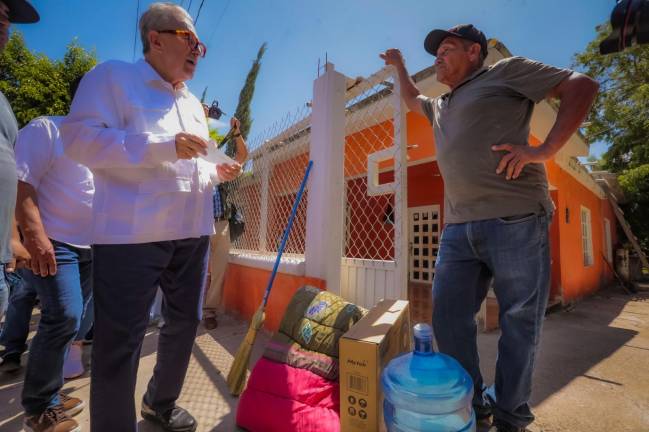 Rubén Rocha Moya, acompañado por autoridades locales, entregó apoyos a familias de Corerepe afectadas por la tormenta tropical Ileana.