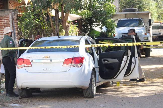 Un automóvil Chevrolet Cruze con casquillos y ponchallantas fue localizado abandonado en la colonia Vicente Lombardo Toledano, al norte de Culiacán.