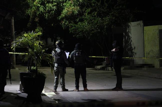 Elementos de la Secretaría de la Defensa Nacional resguardaron la zona en espera de peritos de la Fiscalía.