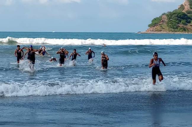 Un grupo de 37 triatletas entrenan en el puerto.