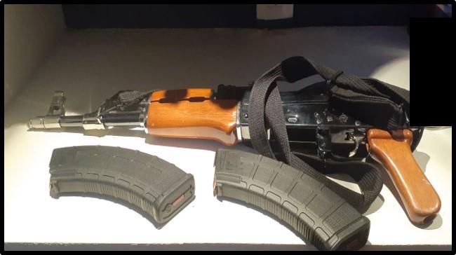 Fue decomisada una arma de fuego y 3,000 pastillas de posible fentanilo.