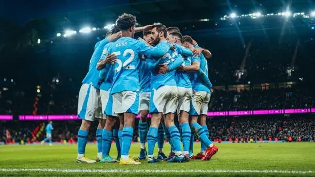 Manchester City cierra el año peleando la cima de la Premier League