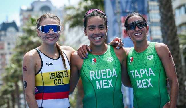 Lizeth Rueda Santos y Rosa María Tapia Vidal, medallistas de triatlón femenil en los Juegos Panamericanos Santiago 2023.
