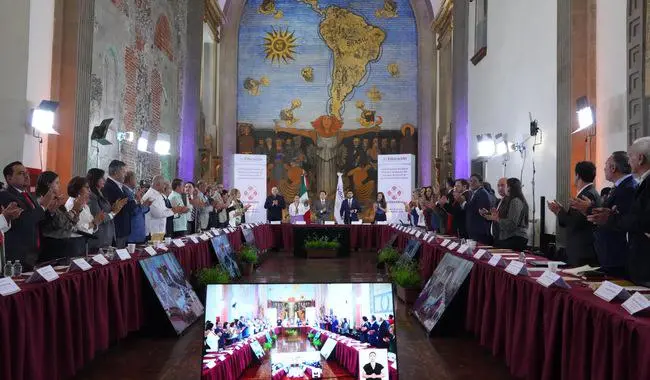 Reunión de las autoridades educativas con quienes se acordó adelantar el fin del ciclo escolar.