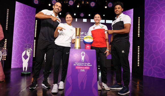 Abril Flores (segunda de der. a izq.) y Atenas Gutiérrez están listas para participar en el Campeonato Mundial de Voleibol de Playa Tlaxcala 2023.
