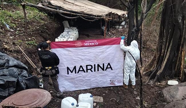 Explosivos, metanfetamina y laboratorios cladestinos fueron localizados y desmantelados por personal de la Secretaría de Marina en el poblado de Carricitos, en Culiacán.