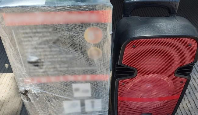 Los cigarros con mariguana estaban ocultos en bolsas dentro de una bocina.