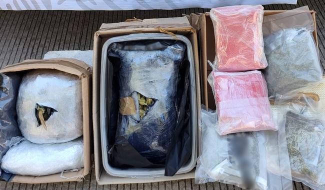 Debajo del puente ubicaron dos bolsas grandes de plástico negro con presunta mariguana.