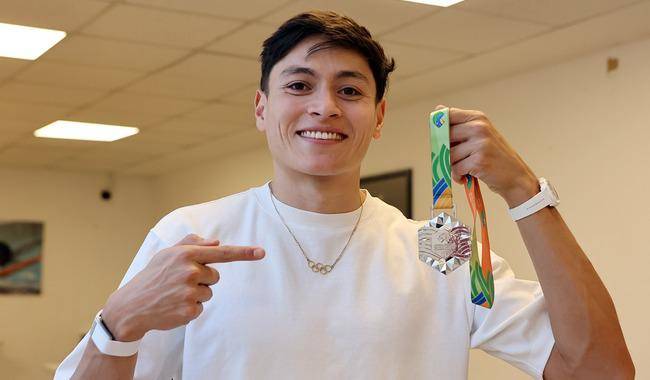 Erick Portillo visitó la Conade tras la medalla de plata en el Mundial Indoor de Atletismo en Polonia.