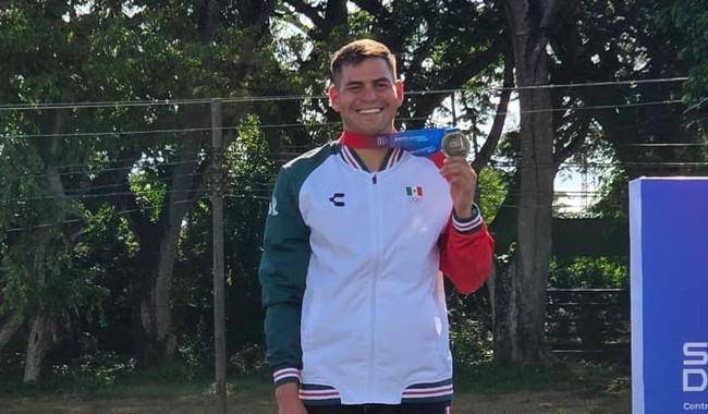 El seleccionado mexicano de pentatlón moderno, Duilio Carrillo, recibe su presea de oro de Santo Domingo 2026.