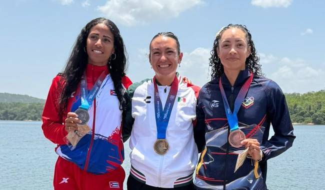 Kenia Lechuga se cuelga el oro en el remo individual femenil W1X.