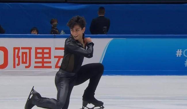 Donovan Carrillo, seleccionado mexicano de patinaje artístico sobre hielo durante una competencia internacional.