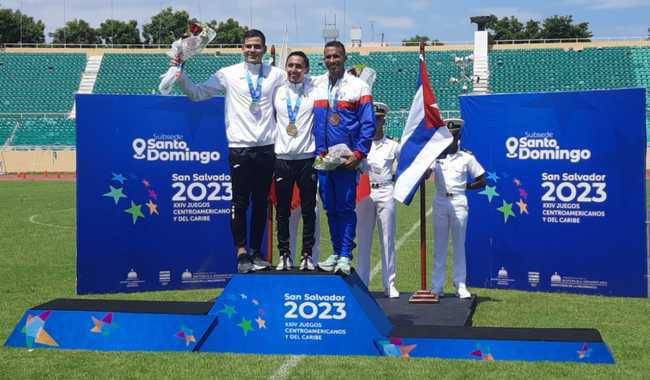 Emiliano Hernández y Duilio Carrillo en podio de los Juegos Centroamericanos y del Caribe.