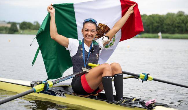 Mexicana Kenia Lechuga gana oro histórico en Copa del Mundo de Remo en Italia
