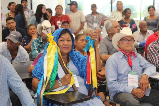 Representantes de comunidades indígenas participan en la consulta convocada por el Gobierno de México.