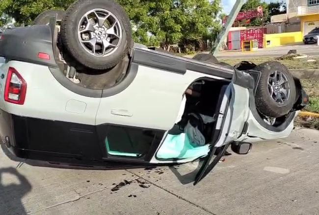 $!Vuelca camioneta tras chocar contra luminaria en Real del Valle, en Mazatlán