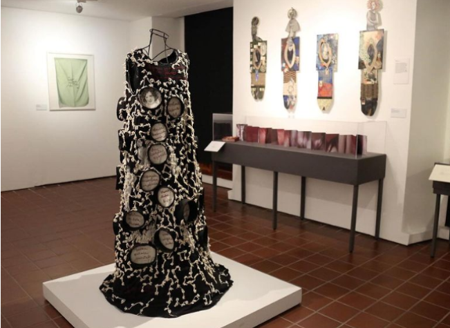 $!En la sala 4 puede apreciar pinturas, caricaturas, libros de artista, arte objeto, fotografías, collages, entre otras formas de expresión plástica.