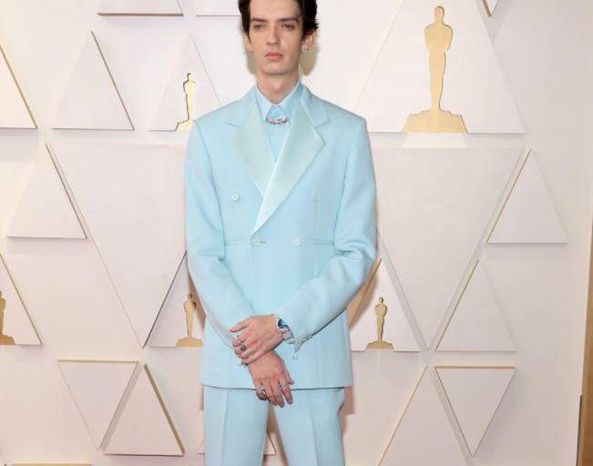 Desfilan celebridades por la alfombra roja de los Oscar 2022