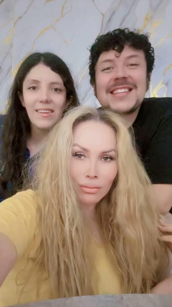 $!Rosa Elia Chávez con sus hijos Alberto Carlo y Yumira.