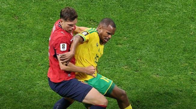 Sudáfrica empata antes del final.