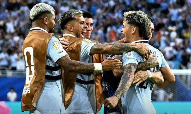 Maxi Araujo es felicitado por sus compañeros tras lograr el empate para Uruguay.