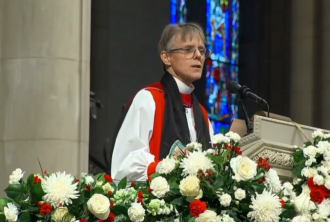 $!‘Tenga misericordia para gente que tiene miedo ahora’, le pide Obispa a Donald Trump en misa