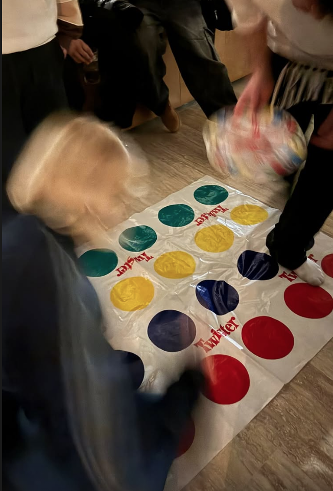 $!En una de las imágenes la argentina aparece jugando al twister.