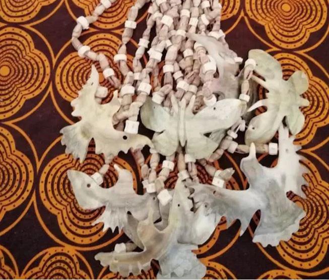 $!Collares con piedra tallada en forma de animales.