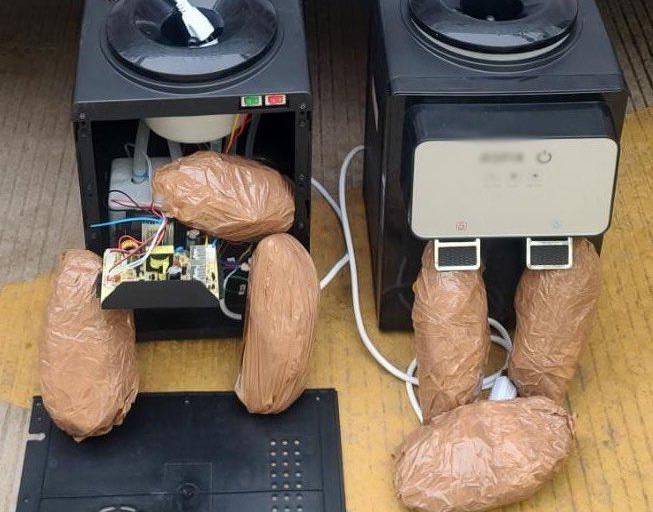 Aseguran paquetes de cristal en dispensadoras de agua, en Culiacán