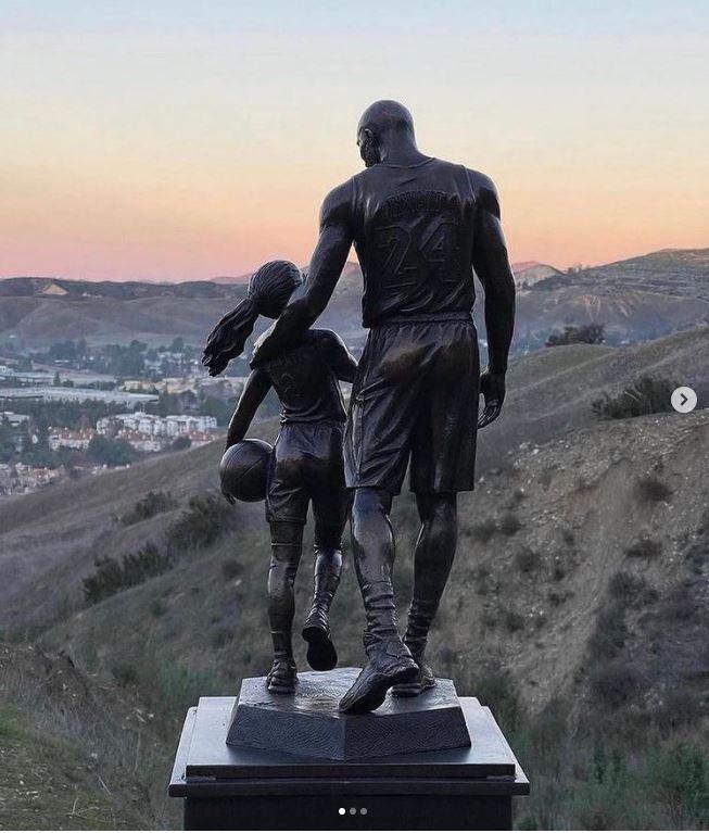 $!Kobe Bryant y su hija Gigi son homenajeados con estatua en California