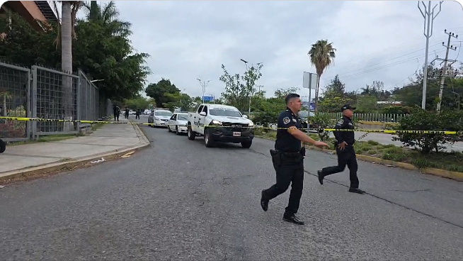 En Chilpancingo, Guerrero, fue abandonado un vehículo con al menos tres personas decapitadas a espaldas del Congreso del Estado.