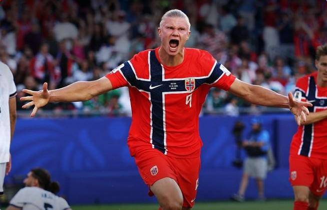 Erling Haaland se estrenó en los mundiales con par de goles para Noruega.