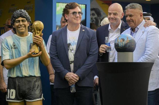 Diferentes personalidades se reunieron para el homenaje a Maradona.