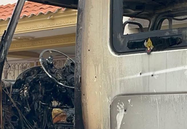 $!Disparan y prenden fuego a tractocamión en calles de Mazatlán
