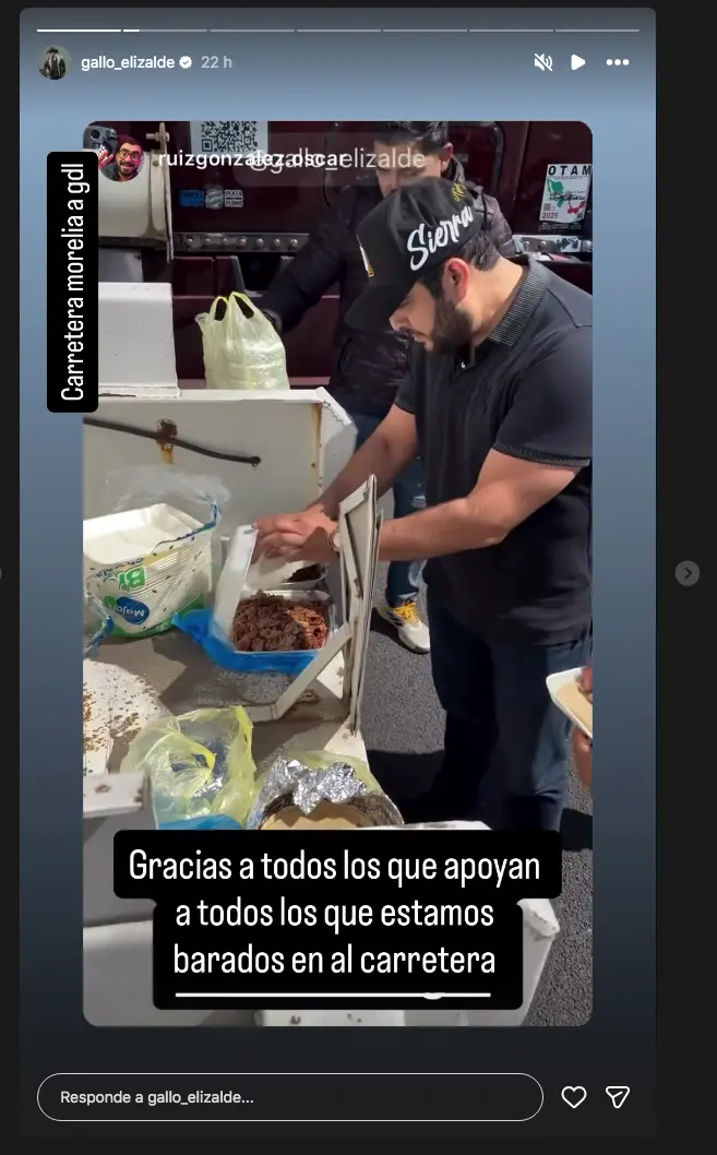 $!Comparte Francisco ‘El Gallo’ Elizalde, tacos a la gente ‘atrapada’ en la carretera