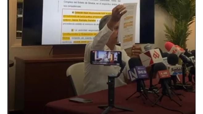 Jesús Estrada Ferreiro arremetió en contra de diputados y diputadas del Congreso por separarlo de su cargo.