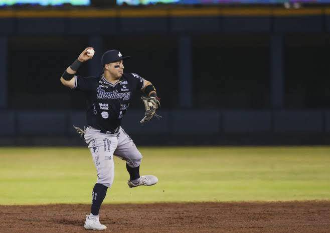 Juan Mora llega al puerto para defender el jersey de Venados de Mazatlán
