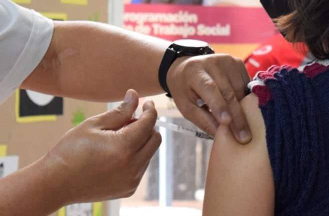 ¿Se pueden combinar vacunas contra el Covid-19? Esto dicen OMS, estudios y expertos