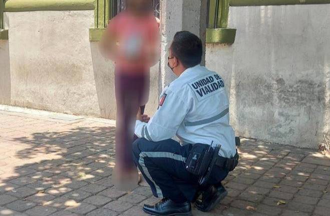 Policía ayuda a niña extraviada en el centro de Culiacán a llegar a su casa