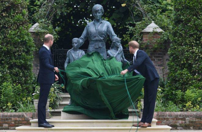 Develan los príncipes William y Harry estatua de Diana