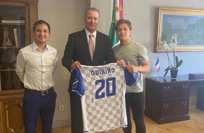 Quirino Ordaz recibe en la Embajada de México en España al futbolista sinaloense Diego Nevárez