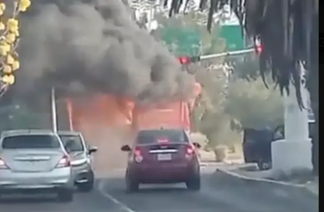 Vehículos incendiados han sido utilizados para bloquear vialidades en distintos puntos de Jalisco, presuntamente tras un operativo federal.